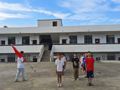 共青团通山县委：八一建军节之际星火支教开展洪港镇车田小学“小小国旗班”展示活动