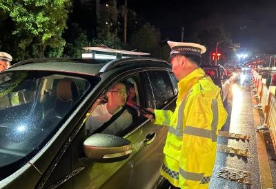  通山交警开展夏夜治安巡查宣防第二次集中统一行动 