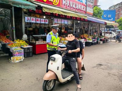  通山交警：一盔一带，拒绝只“带”不“戴”！