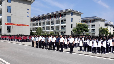 实验高中：在升旗仪式中提升爱国热情