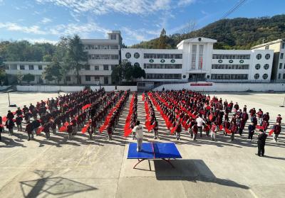 红扇舞青春 少年扬风采——实验中学畈泥校区举行功夫扇学习操练