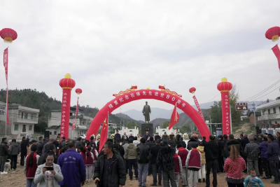 先辈精神激励后代两县干群自发缅怀——通山、阳新两县上千名干群和师生齐集石瑛铜像前表心愿