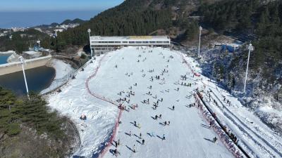 V视 | 通山：九宫山滑雪场开滑 千名游客争相体验高山滑雪乐趣