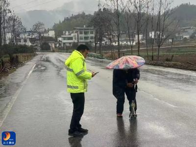 老人寒冬迷路，村辅暖心救助照亮“回家路”