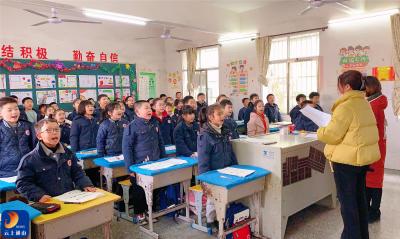 通山县实验小学开展抽签背诵考核活动