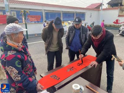 通山：写春联送祝福 文化惠民暖人心