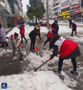 【防范应对新一轮低温雨雪冰冻天气】通羊镇新城社区红十字会开展扫雪除冰志愿服务活动