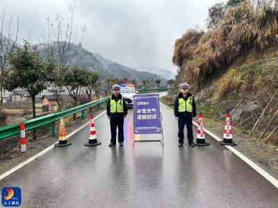 杨芳林乡：加强路面巡查管控，疏导车辆有序通行