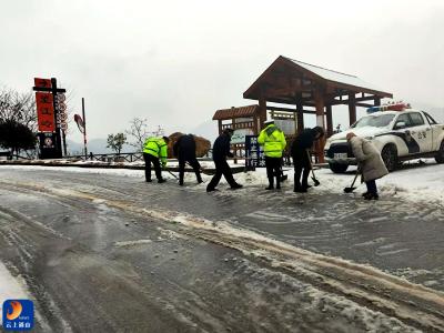 【防范应对新一轮低温雨雪冰冻天气】通山公安以雪为令全力保平安、保畅通