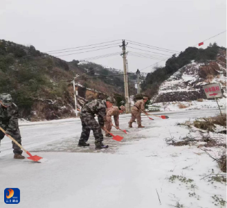 【防范应对新一轮低温雨雪冰冻天气】大畈镇：民兵聚力保通畅  扫雪护行暖人心