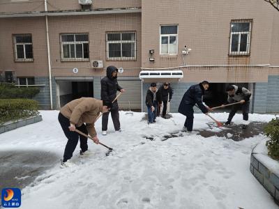 【防范应对新一轮低温雨雪冰冻天气】县税务局：党员团员齐上阵 清雪除冰显担当