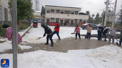 【防范应对新一轮低温雨雪冰冻天气】杨芳林乡：铲雪除冰保平安 凝心聚力暖民心