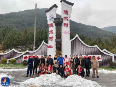 【防范应对新一轮低温雨雪冰冻天气】男女老少齐上阵  干群共清“安全路” ——大畈镇隐水村组织党员群众及时铲除村庄主干道积雪积冰  