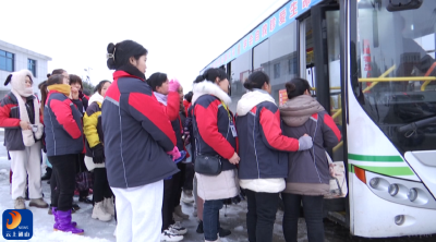 【防范应对新一轮低温雨雪冰冻天气】迎战风雪！通山公交人护送乘客安全回家  