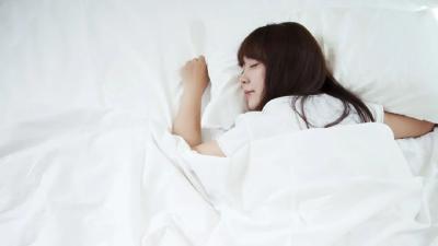 用这个姿势睡觉，真的很香，但身体很快就废了！快来自查→