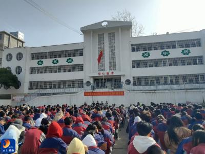 实验中学畈泥校区：迎法制讲堂，创平安校园