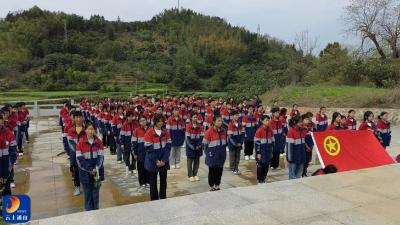 大畈中学组织师生赴白泥祭扫革命烈士墓