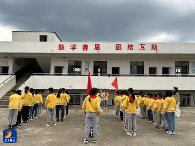 洪港镇车田小学开展清明祭扫活动