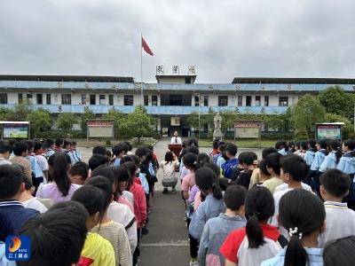 感恩父母 敬畏生命 珍爱生命——杨林中学开展育人知识讲座 