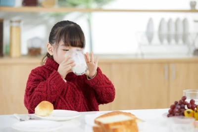 巴氏奶、纯牛奶、高钙奶、脱脂奶 牛奶怎么选，牢记这几点