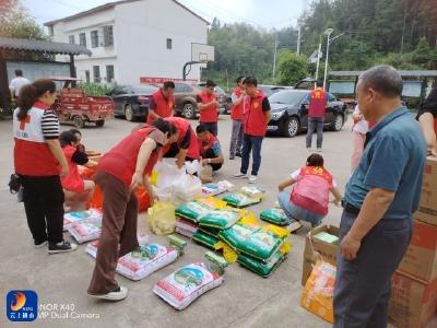 南林桥镇青垱村：为困难老人送去“关怀包”