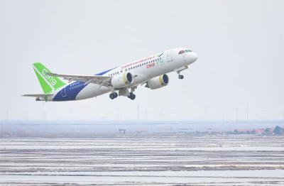 国产商用飞机完成首次加注可持续航空燃料演示飞行