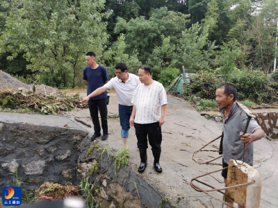 闻汛而动齐心救灾——通山县总工会深入驻点村开展防汛救灾工作