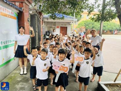 洪港镇中心幼儿园大班段参观小学活动