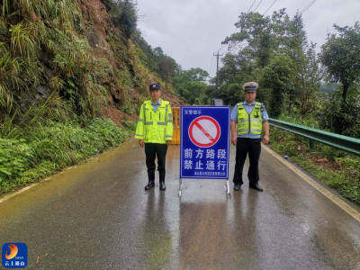 杨芳林乡：清理塌方落石 保障道路畅通   