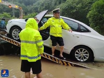 雨天涉水被困 厦铺镇：“警”急救援