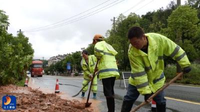 V视丨硬核”守护！县交通运输部门紧急抢修保障道路通畅