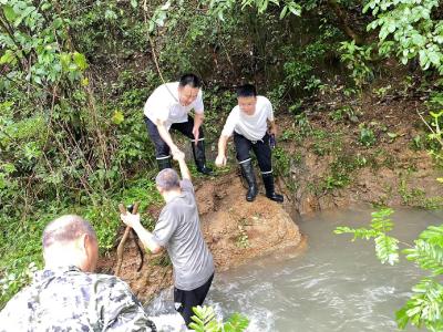 湖北通山：4000余名党员下沉一线 织密织牢防汛“安全网”