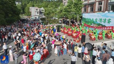 又美又凉快  游客齐聚九宫山感受21℃的夏天