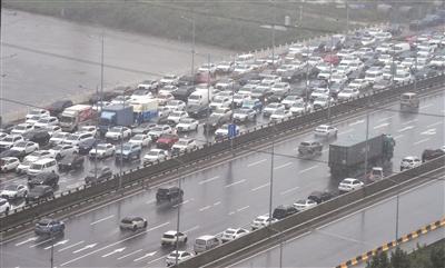 暴雨天怎样驾驶才安全 有关部门提示：不要单侧轮胎轧水