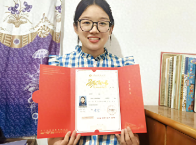 用无声画笔描绘有声世界！通山：“励志女孩”圆了大学梦