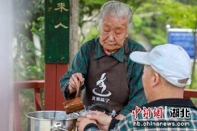 【媒体看通山】人民日报客户端报道通山县“凉茶奶奶”徐桂梅义务送茶三十余载