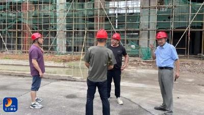 县住建局：开展建筑施工“一帽一带”专项行动