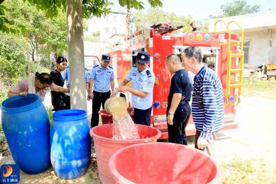 通山民警抗旱送水到农家