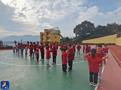 慈口小学：开展“红领巾爱祖国，爱国情永不忘”入队活动
