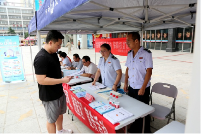 税费宣传进商圈 便民服务零距离