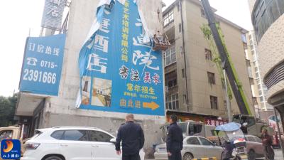 V视丨县城管局依法拆除存在安全隐患户外广告牌