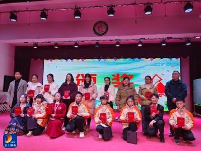 秀出“英”姿 展现“语”彩——明德中学在通山县首届“驰声杯”中学生英语口语大赛中取得佳绩