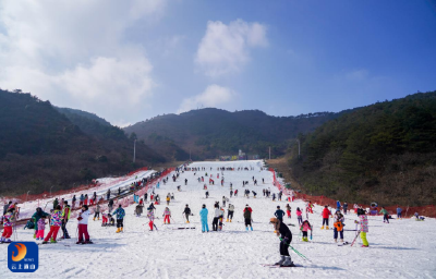 湖北通山：海拔1559米高山滑雪场“热”意正浓