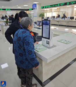 【优化营商环境】县人社局：社保认证秒办成  热心服务再提速