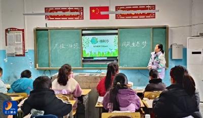 黄沙铺镇孟垅小学开展“童心护春晖”植树节主题活动