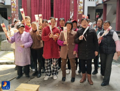 闯王镇仙崖村：共庆三八节 情暖巾帼心