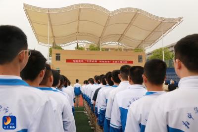 仪式唤醒责任 行动护航成长——明德中学举行“平安校园 拒绝欺凌”主题升旗仪式