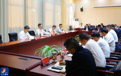 V视丨陈洪豪主持召开通山大道项目调度督办专题会时强调:  凝心聚力 攻坚克难  全力把通山大道打造成城乡融合发展标杆大道
