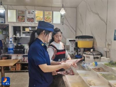 通山县消防救援大队：宣传进餐饮场所 共筑“舌尖上”的安全“堡垒” 