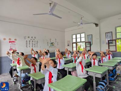 课桌舞动青春，活力点亮校园——通山县杨芳林乡遂庄小学开展课桌舞活动